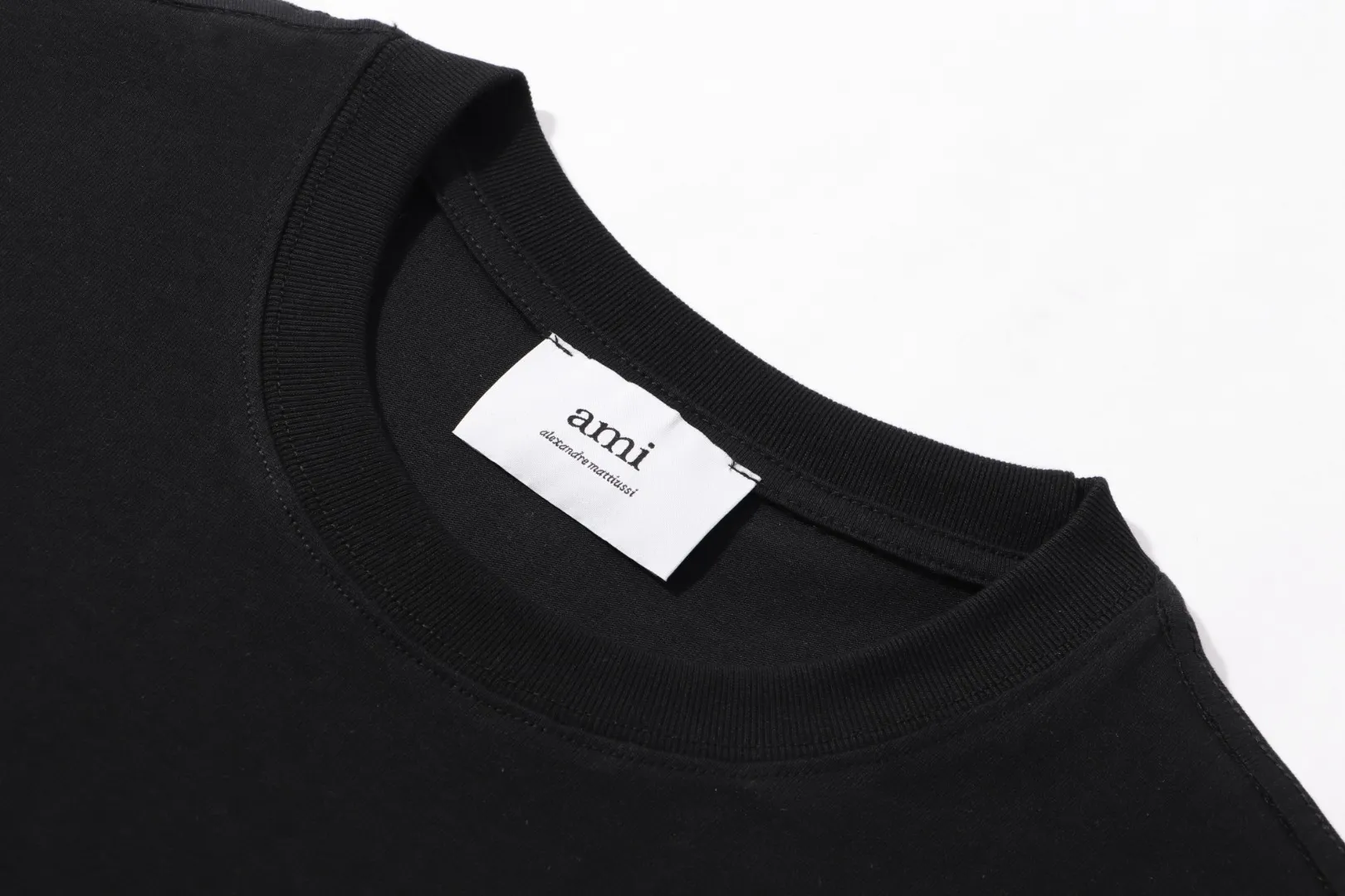Style No.: A 007# P57 Ami 2026 Spring/Summer New Arrival T-shirt Short Sleeve The workmanship of this chapter is extremely cumbersome and complex. It uses water-soluble polyester and water-soluble thread to start the pattern, dye it, then air-dry, shape it, and then laser process the details. The process takes a long time, which distinguishes it from the junk version of the leaky bottom fabric on the market. We completely restore the correct version of the official website 1:1, with high-weight fabrics, synchronized detail routing, and restored official website letter embroidery, which is the only correct version on the entire network. Color: Apricot Red Black Red White Red Navy Blue Gray Apricot Black Sizes: S-XL